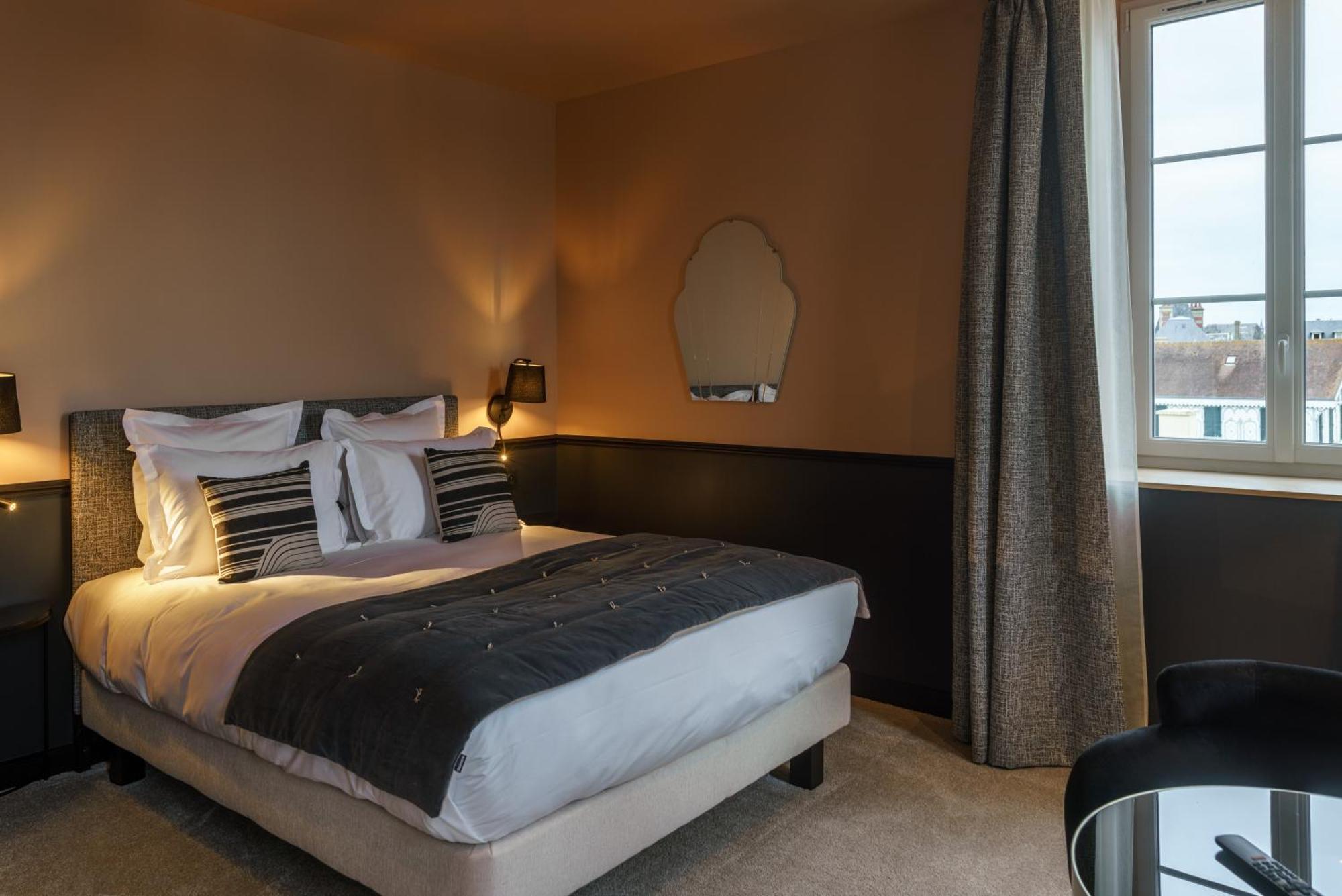 Hotel De La Plage Lion-sur-Mer Zewnętrze zdjęcie